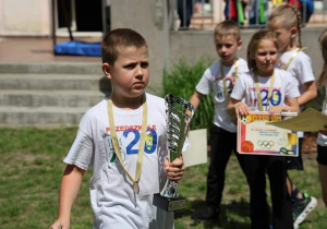 Wiktor prezentuje puchar i medal