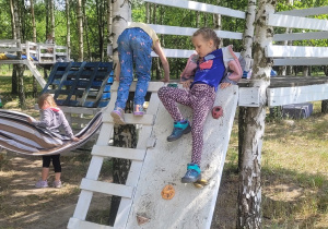 Patrycja schodzi po ściance do wspinaczki