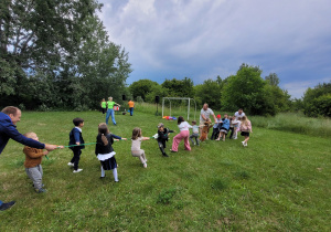 Wspólne przeciąganie lini wraz z rodzicami