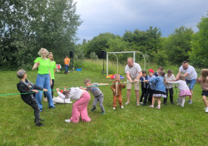 Wspólne przeciąganie lini wraz z rodzicami