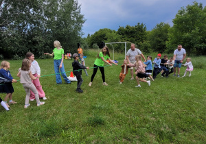 Wspólne przeciąganie lini wraz z rodzicami