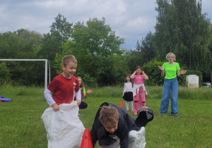 Skoki w workach na trawie - Tymon walczy o zwyciestwo