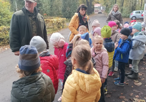 Grupa słucha opowieści Pana Leśnika.