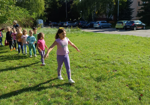 Równowaga, spacer z woreczkiem na głowie