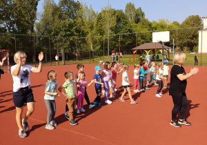 Wspólne tańce na boisku