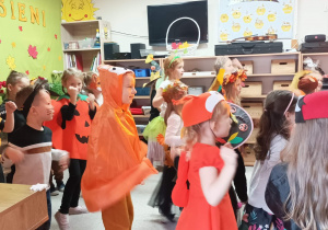 Dzieci tańczą w strojach- wiewiórki, lisa, dyni.