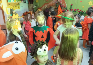 Dzieci tańczą w strojach- wiewiórki, lisa,jeża.