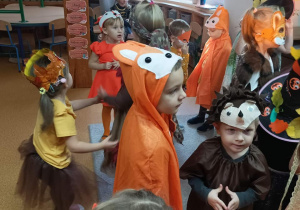Dzieci tańczą w strojach- wiewiórki, lisa, jeża.