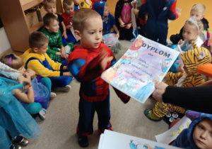 Teodor jako spiderman odbiera dyplom udziału