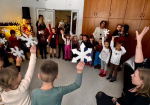 Dzieci występujące dla seniorów w DPS-ie