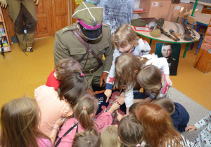 Dzieci oglądają odznaki Stowarzyszenia