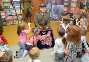 Dzieci oglądają odznaki Kawalerii Polskiej
