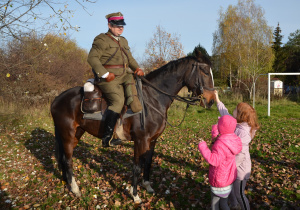 Dziewczynki głaszczą konia