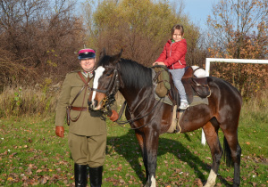 Iga siedzi na koniu