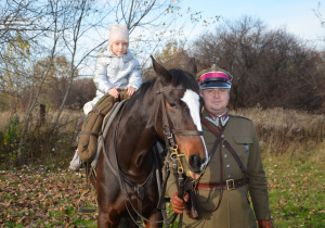 Melisa pozuje do zdjecia siedząc na koniu