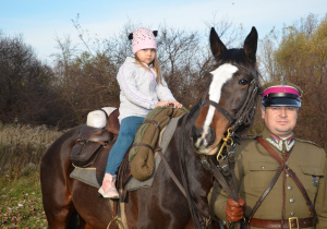 Karolinka siedzi na koniu