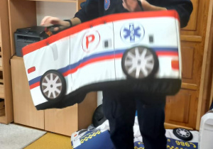 funkcjonariusz pokazuje strój ambulansu
