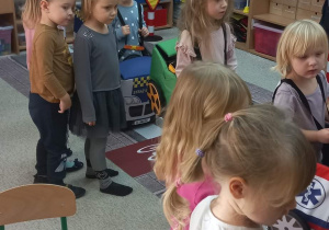 Dzieci przedstawiają scenkę