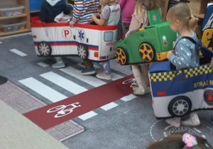 Dzieci ilustrują ruchem sytuacje na drogach
