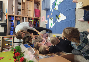 Pani Ola wykłada na ręce dzieci krem o zapachu róży