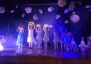dzieci tańczą przepiękny taniec- z podswietlanymi kołami