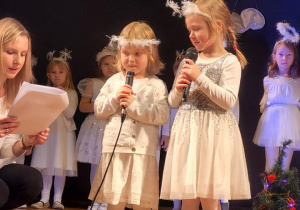 Dziewczynki mówią wiersz na scenie