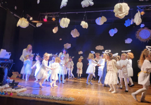 taniec dzieci przy piosence na scenie