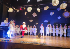 Mikołaj krąży wokół dzieci na scenie