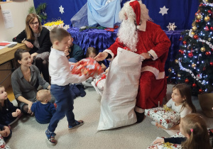 Wiktor odbiera prezent od Świętego Mikołaja