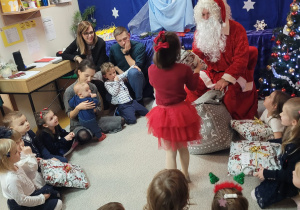 Aniela odbiera prezent od Świętego Mikołaja