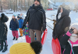 Dzieci stoją i sluchają przewodnika