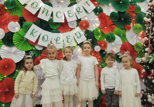 Dzieci stoją na tle dekoracji