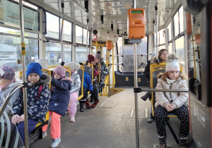 Dzieci siedzą w tramwaju