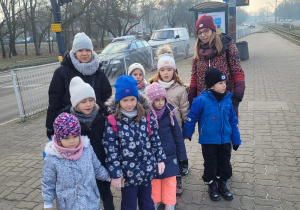 Dzieci stoją na przystanku tramwajowym