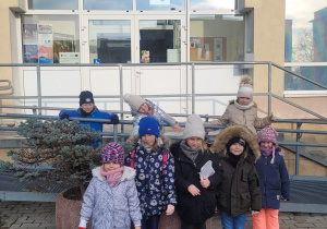 Dzieci pozują przed wejściem do biblioteki