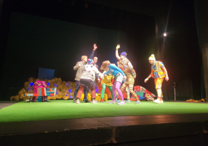 Fragment spektaklu ,, My psy '' - aktorzy tańczą na scenie