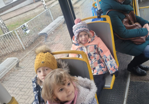 Dzieci siedzą w tramwaju.
