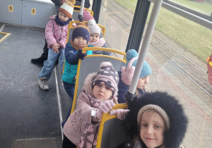 Dzieci siedzą w tramwaju.