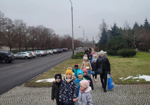 Dzieci wracają spacerkiem do przedszkola