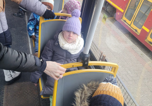 Dzieci siedzą w tramwaju