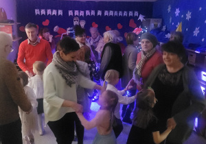 Szaleństwo na parkiecie - dzieci tańczą z dziadkami i babciami