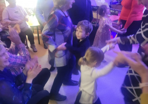 Ignaś tańczy ze swoją babcią