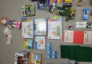 zabawki dla chłopców,kleje, papiery kolorowe,lalka, pendrive dla nauczycieli